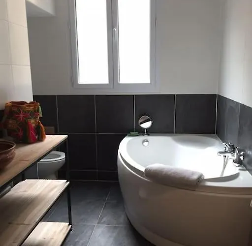 Beautiful - 20' Walking From Montmartre 파리